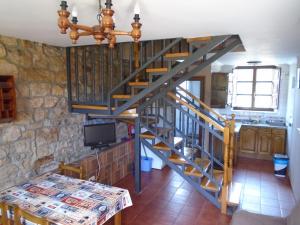 A television and/or entertainment centre at Apartamentos Rurales El Gobernador