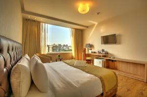 um quarto de hotel com uma cama com um computador portátil em Hotel 91 Huda City Centre em Gurgaon