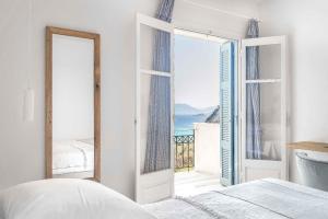 Postel nebo postele na pokoji v ubytování Armonia Bay Hotel + 37 fotografií