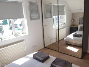 Rúm í herbergi á Bowness On Windermere, Lovely Apartment for 4 With Parking