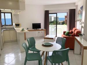 Kuchyň nebo kuchyňský kout v ubytování Apartamentos Bahia Playa