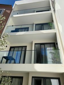 eine Außenansicht eines Hauses mit Balkonen in der Unterkunft Nell&And&Jess in Espinho