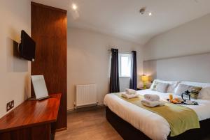 Кровать или кровати в номере Book A Base - Chester - City Road