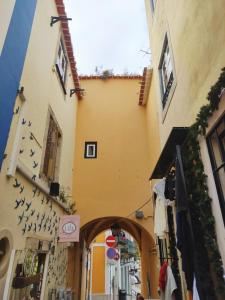 an alley with birds on the side of a building at Casa d Sintra in Sintra