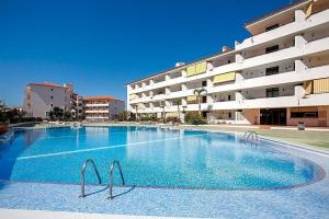 une grande piscine en face d'un bâtiment dans l'établissement Summerland FREE WIFI, à Los Cristianos