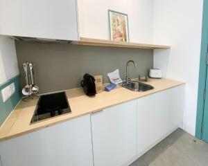 A kitchen or kitchenette at Be Mate Gran Vía Suites
