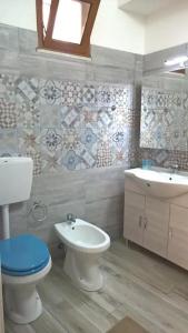 ein Bad mit einem WC, einem Bidet und einem Waschbecken in der Unterkunft La Perla Bianca in Castellammare del Golfo