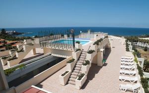 Bazén v ubytování Apartamentos Bahia Playa nebo v jeho okolí