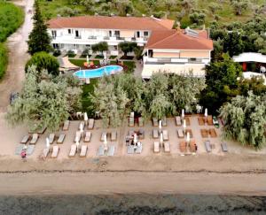 uma vista aérea de um resort com uma piscina e cadeiras em Hotel Stella em Skala Rachoniou