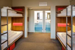 Katil atau katil-katil dalam bilik di Loft - HI Eco Hostel