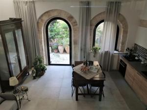 a living room with a table and a large doorway at Residenza Bagolino in Alcamo