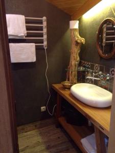 y baño con lavabo y espejo. en Craftsman's Home, en Tiflis