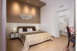 una camera d'albergo con letto e bagno di Ayres Del Mar a San Vito lo Capo