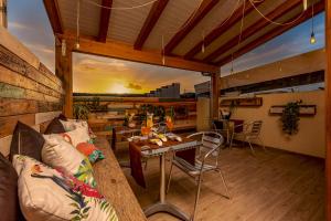 un soggiorno con divano e tavolo di Ayres Del Mar a San Vito lo Capo