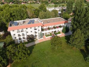 Draufsicht auf ein großes Gebäude mit Bäumen in der Unterkunft Arcanum Hotel in Békéscsaba