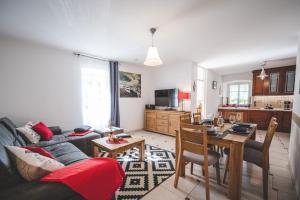 TV a/nebo společenská místnost v ubytování Village Villa „ M „