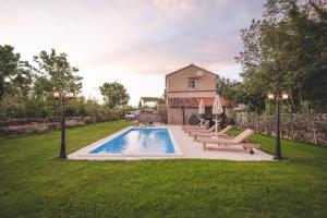Bazén v ubytování Village Villa „ M „ nebo v jeho okolí