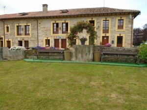 A garden outside Apartamentos Rurales El Gobernador