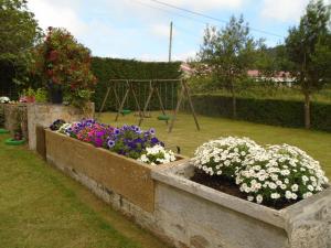 A garden outside Apartamentos Rurales El Gobernador