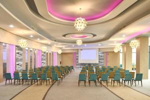 une salle de conférence avec des chaises et un écran de projection dans l'établissement Hotel Delta 3, à Tulcea