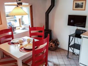 jadalnia ze stołem i kominkiem w obiekcie Holiday Home Maria by Interhome w mieście Brione