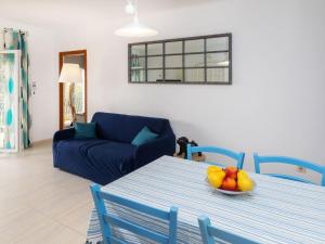 uma sala de estar com uma mesa com uma taça de fruta em Apartment Santa Isabel by Interhome em Llançà