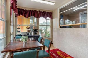 ein Esszimmer mit Tisch und Stühlen in der Unterkunft Econo Lodge Tallahassee Near Capital -University in Tallahassee + 12 Fotos