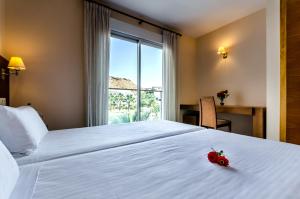 Кровать или кровати в номере El Plantío Golf Resort