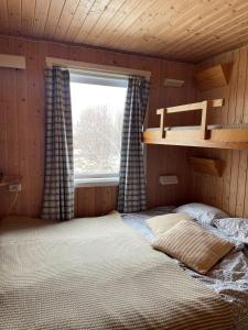 Bunk bed o mga bunk bed sa kuwarto sa Cabin in the lava. Near Húsavík