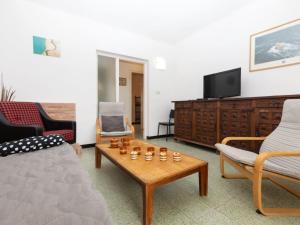 - un salon avec un canapé et une table basse dans l'établissement Apartment Cambre d'Aze by Interhome, à Llançà