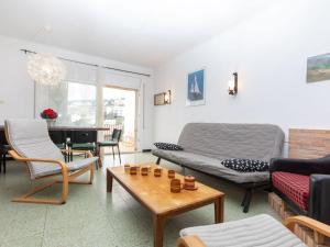 - un salon avec un canapé et une table dans l'établissement Apartment Cambre d'Aze by Interhome, à Llançà
