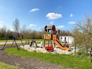 un parque infantil con tobogán en Familie Chalet Oostkapelle OK30 en Oostkapelle