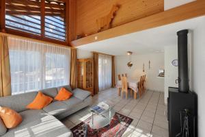 a living room with a couch and a table at Apartments Kirchbühl in Grindelwald