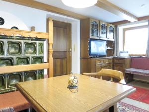 Televízia a/alebo spoločenská miestnosť v ubytovaní Holiday Home Schrofner by Interhome + 34 fotografií