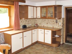cocina con armarios blancos y encimera en Holiday Home Schrofner - MHO538 by Interhome en Ramsau im Zillertal