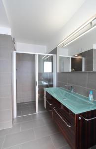 een badkamer met een groene wastafel en een spiegel bij Hotel Rodgau in Rodgau
