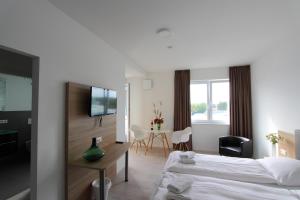 a hotel room with a bed and a table at Hotel Rodgau in Rodgau