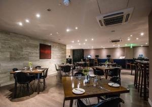 Εστιατόριο ή άλλο μέρος για φαγητό στο Holiday Inn Express New Delhi International Airport T3 by IHG
