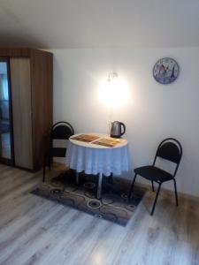 スヴェトロゴルスクにあるRoshenのテーブル、椅子2脚、ランプが備わるお部屋