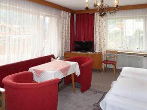 Televízia a/alebo spoločenská miestnosť v ubytovaní Holiday Home Palman by Interhome