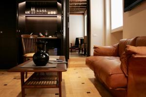 uma sala de estar com um sofá e uma mesa em Atelier Musicale Suites em Roma
