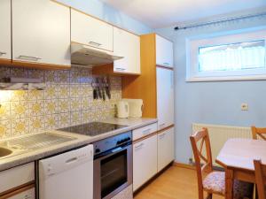 Køkken eller tekøkken på Apartment Faulhaber - PET130 by Interhome