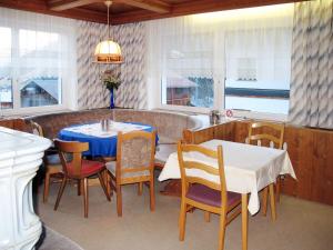 jadalnia ze stołem i krzesłami w obiekcie Holiday Home Apart Garni Niederhof - KPL119 by Interhome w mieście Kappl