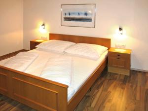 una camera da letto con un grande letto con due comodini di Holiday Home Mario - KPL340 by Interhome a Kappl