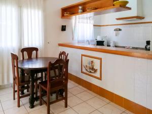 Balcon del MarにあるHoliday Home Monte Verde-1 by Interhomeのキッチン(テーブル、椅子付)