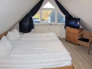 Säng eller sängar i ett rum på Apartment Gartenstraße-3 by Interhome