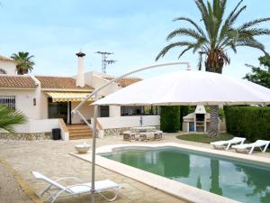 una casa con piscina y sombrilla en Holiday Home Serra - ATE250 by Interhome, en La Nucía