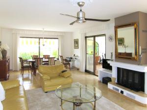 sala de estar con sofá amarillo y chimenea en Holiday Home Serra - ATE250 by Interhome, en La Nucía