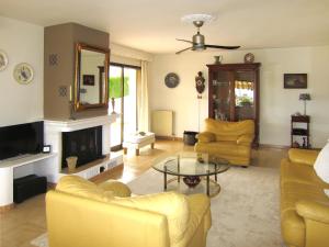 sala de estar con muebles de color amarillo y chimenea en Holiday Home Serra - ATE250 by Interhome, en La Nucía