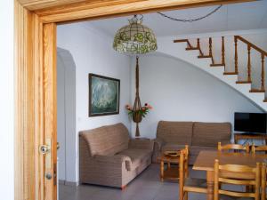 Les DevesesにあるHoliday Home Montenegro - DEN419 by Interhomeのリビングルーム(ソファ、テーブル付)